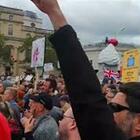Migliaia di manifestanti contro il lockdown a Trafalgar Square a Londra