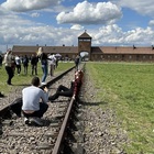 Auschwitz, si sdraia al sole per la foto con il campo di concentramento sullo sfondo. Rabbia sui social: «Scioccante, ma sa dov'è?»