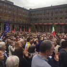 Governo, Gentiloni twitta foto da Torino: uniti per la Costituzione