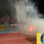 Incendio in campo durante la partita, paura allo stadio: il materasso prende fuoco, gara sospesa