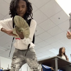 Studente arriva in classe con un mucchio di banconote e sfida la prof: «Con questi soldi pago il tuo stipendio»