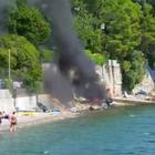 Barca in fiamme senza pilota a tutta velocità si schianta in spiaggia, terrore tra i bagnanti