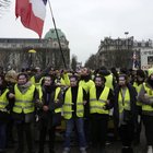 Gilet gialli, sale la tensione: a Parigi la polizia lancia lacrimogeni. Scontri anche a Saint Malo