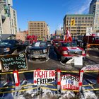 Canada, la protesta dei camionisti No Vax: Ottawa sotto assedio. La polizia indaga su atti di vandalismo e abusi