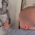 Harry e Meghan, Archie accarezza il ritratto di nonna Lady Diana per il compleanno (e l'incoronazione). La foto della discordia