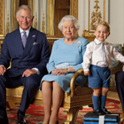 Regina Elisabetta, gli scandali rafforzano il ruolo di Carlo: «Nel 2021 gli cederà il trono»