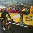 Tour de France, Roglic e van der Poel lasciano 
