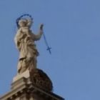 Pompei, il rosario della Madonna oscilla dall'alto del Santuario: «Un miracolo»