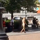 Milano, donna gira nuda per le vie del centro e nessuno la ferma. Ecco cosa succede Foto