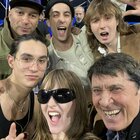 Sanremo 2023, il selfie di Gianni Morandi con i Maneskin prima di salire sul palco della terza serata