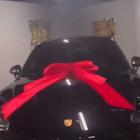 Cristiano Ronaldo sorprende la mamma per il compleanno: fiocco rosso sulla Porsche nera da 100mila euro