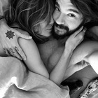immagine Heidi Klum, il selfie a letto dopo la passione con il cantante dei Tokio Hotel: «Ho detto sì»
