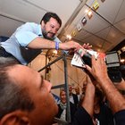 Salvini lancia merendine dal palco contro la tassa: «Disobbedienza civile, resisteremo con il chinotto»