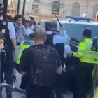 «Rapina di massa organizzata su TikTok», panico in strada a Londra e scontri con la polizia: cosa è successo