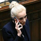 Marta Fascina torna in Parlamento (dopo 7 mesi), la cover del cellulare e l'anello al dito: i dettagli «targati» Berlusconi