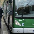 Milano, rapina una farmacia e fugge in bus: polizia blocca il mezzo Atm e lo arresta