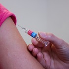 Il Covid fa dimenticare le vaccinazioni "ordinarie": una campagna mette "Un nodo al fazzoletto"