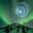 Una misteriosa spirale luminosa nel cielo dell'Alaska: «Mai visto niente di simile». La foto fa il giro del mondo