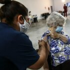 Vaccini, perché serve immunizzare gli anziani: «Così mortalità abbattuta del 90%»