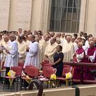 Papa Luciani, nella foto della beatificazione la prima donna ad aver “certificato” la santità di un pontefice