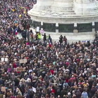 Parigi, folla in piazza per il professore decapitato