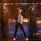 Sanremo, Achille Lauro si slaccia i pantaloni sul palco dell'Ariston sulle note di "Domenica"