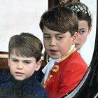 «Il principino George ha chiesto a Re Carlo di cambiare le uniformi: non vuole essere bullizzato a scuola»