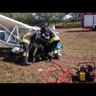 Ultraleggero precipita - I pompieri "tagliano" l'aereo per salvare il pilota ferito