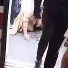 Parto d'urgenza per la donna incinta picchiata in metro: «Quadro clinico serio». È caccia agli aggressori, sono i ras del borseggio