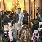Can Yaman a Roma, selfie e abbracci alla festa: multata la star