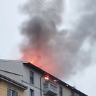 Milano, incendio in una palazzina di tre piani in via Ripamonti