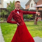 Il 16enne si presenta alla festa di fine anno con l'abito (con la gonna) rosso. La reazione dei compagni di classe è inaspettata