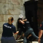 Duomo Milano, vigilante preso in ostaggio e fatto inginocchiare. La procura: «È escluso il terrorismo»