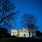 Stati Uniti, già "sfrattati" i dipendenti della Casa Bianca: «Fuori a gennaio». Ma Trump prepara il colpo di scena