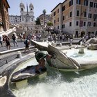 Caldo, i turisti  prendono d'assalto le fontane 