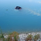 Una foto da... 12mila euro: l'uomo scende dalla macchina per immortalare il panorama e l'auto finisce sul fondo del lago