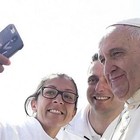Papa Francesco a Ciampino, pastarelle per i malati e selfie con i volontari