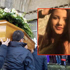 Aurora Grazini, morta a 16 anni: tanti ragazzi ai funerali. Lo striscione: «Ce lo siamo giurati, non ti scorderemo mai»
