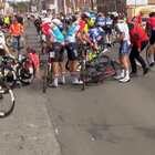Parigi-Roubaix: vince Van der Poel, Philipsen secondo. Maxi caduta con 20 ciclisti e Viviani finisce in ospedale
