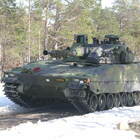 Svezia, missione in Lettonia per la sicurezza del Baltico: tank e blindati lungo il confine con la Russia