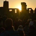 Migliaia a Stonehenge per il solstizio d'estate, alba spettacolare tra i megaliti