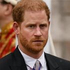 Harry vuole fare pace con re Carlo: «Tornerà ai suoi doveri e a Londra, aspetta solo una chiamata». Il ruolo di Meghan