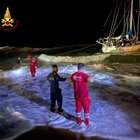 Crotone, migranti in arrivo dalla Turchia sbarcano salvati dal mare mosso