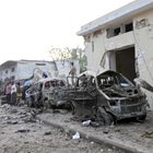 Somalia, esplosioni in hotel a Mogadiscio: «Kamikaze su un'autobomba»