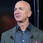 Jeff Bezos, schiaffo di Rotterdam: la città non rimuoverà il ponte storico per far passare il suo superyacht
