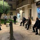 Covid, anziani distanziati in piazza: il sindaco si ferma e fa i complimenti (e lo scatto finisce su Facebook)