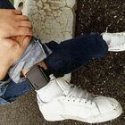 L’ex violento la perseguita: donna salvata dal braccialetto anti-stalker