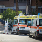 Covid, finiti i posti letto in ospedale: anziana muore sull'ambulanza in attesa del ricovero