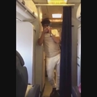 Star di Bollywood canta durante il volo, l'equipaggio viene sospeso