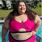 Modella curvy non rinuncia al bikini (fucsia): «Ogni corpo merita di brillare»